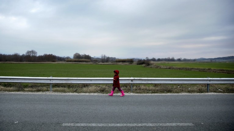 Ενα προσφυγόπουλο περπατά μόνο του: Η πιο συγκινητική φωτογραφία της ημέρας