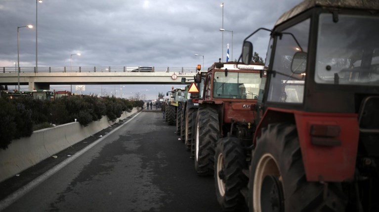 Αποχωρούν οι αγρότες από τα μπλόκα, ανοίγουν οι δρόμοι