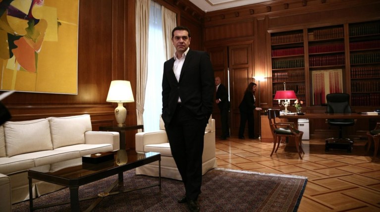 Το Μαξίμου διαψεύδει αλλά «διαβάζει» σενάρια εκλογών