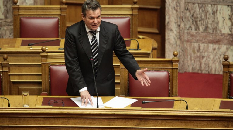 Ο υπουργός εργασίας επιβεβαιώνει στη Βουλή το κούρεμα κύριων συντάξεων