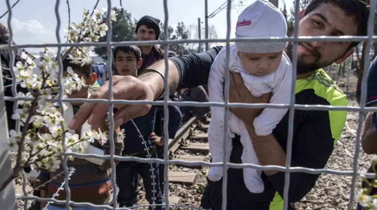 Ειδομένη: Οι πρόσφυγες «στόλισαν» με λουλούδια τον φράκτη