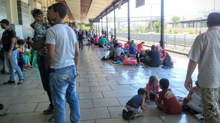 «Βουλιάζει» και ο σταθμός Λαρίσης από τους πρόσφυγες