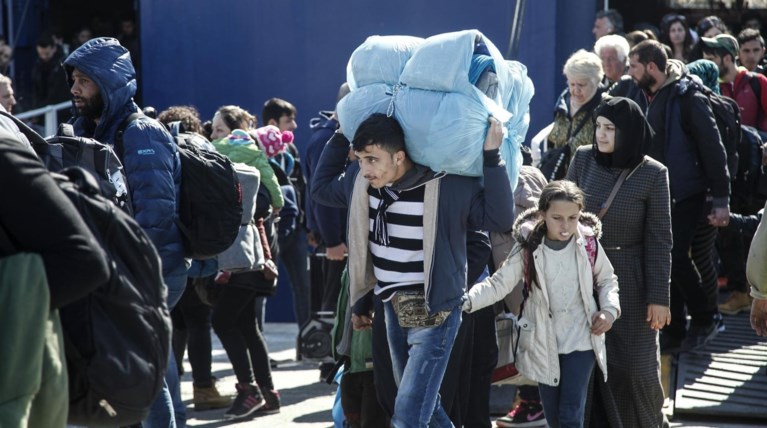 Αλλοι 5.500 πρόσφυγες φτάνουν από τα νησιά στον Πειραιά