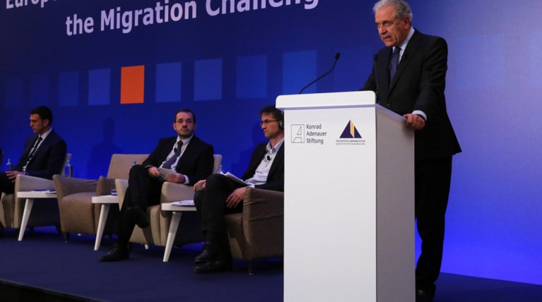 Ξυπόλητες κυρίες σε ομιλία  Αβραμόπουλου στο Χίλτον