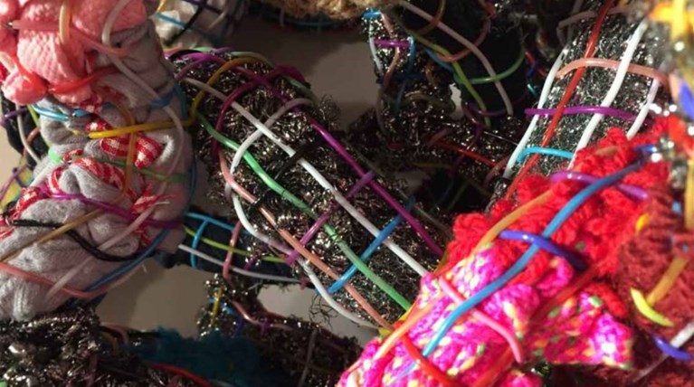 Η οδύσσεια των ετερόκλιτων υλικών σε μια εικαστική έκθεση