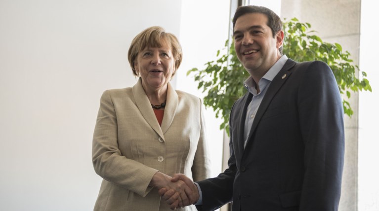 Bloomberg για Μέρκελ-Τσίπρα: Ένα παράξενο ζευγάρι σε μια στενή συνεργασία