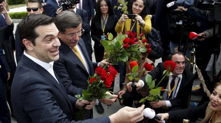Τσίπρας και Νταβούτογλου μοίρασαν τριαντάφυλλα σε γυναίκες δημοσιογράφους