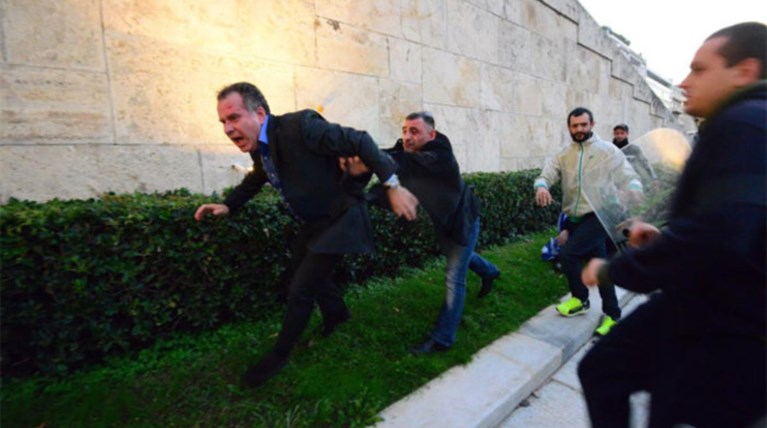 Ευθύνη σε 5 αξιωματικούς για την επίθεση σε Κουμουτσάκο