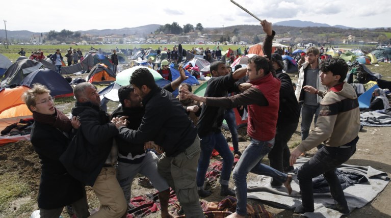 «Εμφύλιος» και ξύλο για λίγο φαγητό στην Ειδομένη