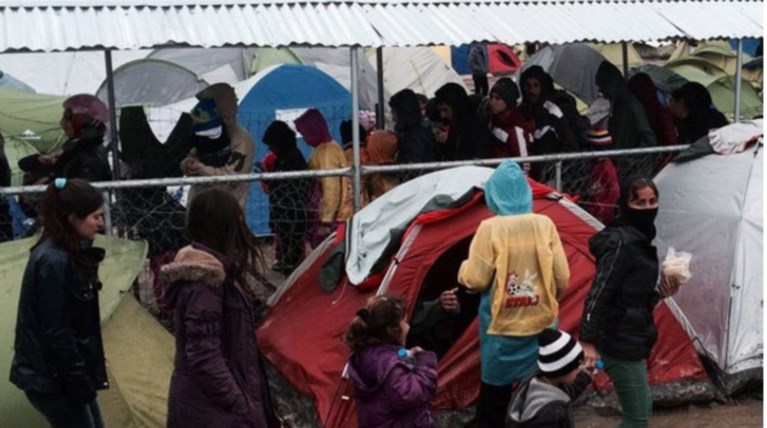 Αστυνομικοί στην Ειδομένη δίνουν το φαγητό τους στα προσφυγόπουλα