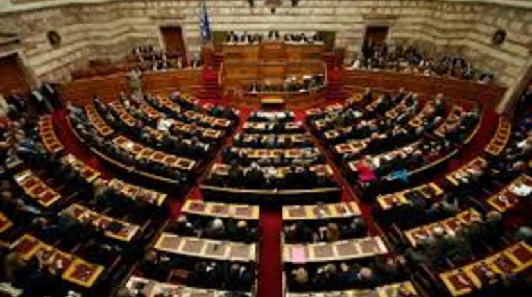 Καρφιά και ειρωνείες στη Βουλή για την αγόρευση Τσίπρα σε επίτιμο διδάκτορα