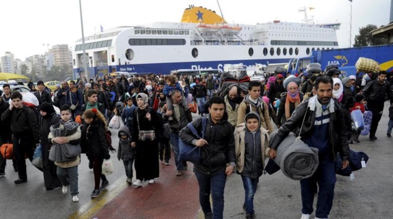 Εκκενώνεται ο Πειραιάς, στη Θεσσαλία οι πρόσφυγες