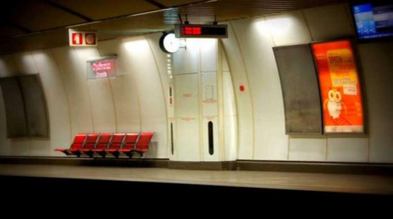 Εισβολή κουκουλοφόρων στον σταθμό Μετρό στον Κεραμεικό