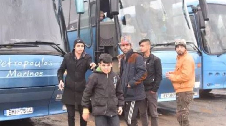 Επιστρέφουν Αθήνα πρόσφυγες που μεταφέρθηκαν στον Βόλο