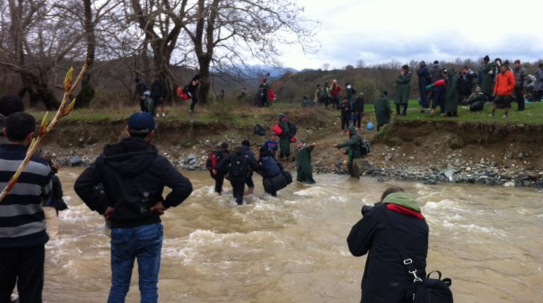 Έτσι προσπαθούν να περάσουν τα σύνορα οι πρόσφυγες