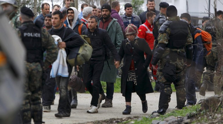 Επιστρέφουν οι πρόσφυγες στον καταυλισμό μετά τη δύσκολη νύχτα
