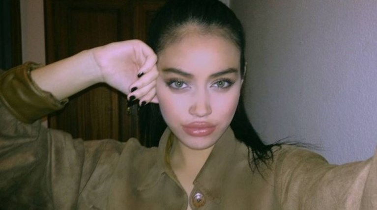 Το κορίτσι - σωσίας της Ιρίνας Σάικ μεταμορφώθηκε σε μοντέλο [εικόνες]