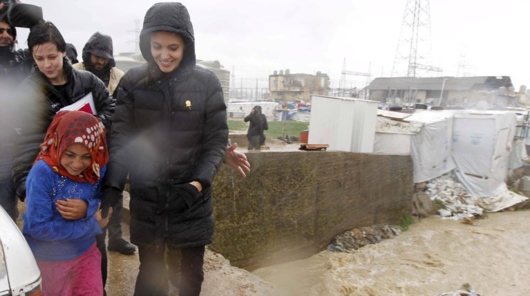 Στους Σύρους πρόσφυγες του Λιβάνου η Τζολί, λίγο πριν φτάσει στη Λέσβο