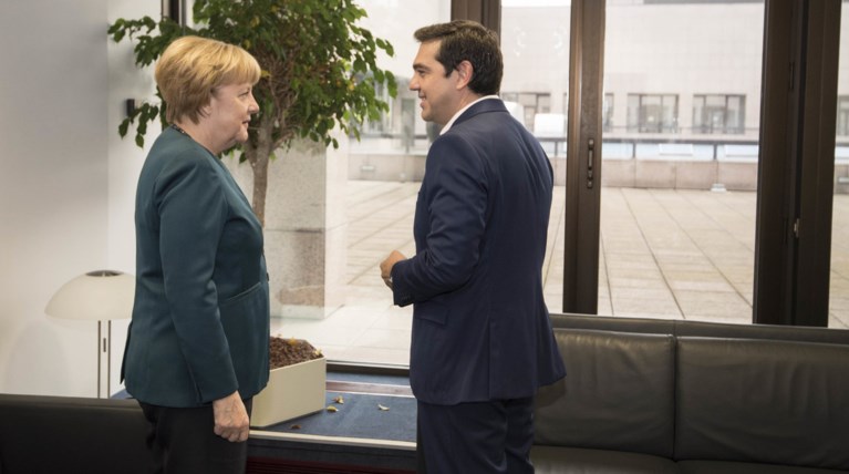 Δύο υπογραφές τον δυσκολεύουν στη διαπραγμάτευση για το χρέος