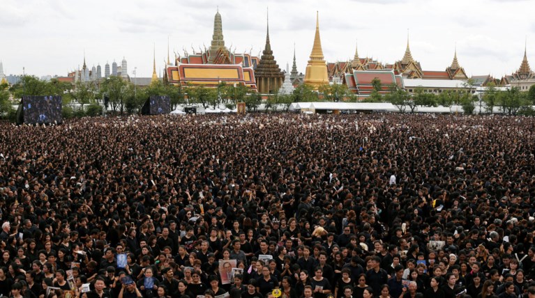 Χιλιάδες Ταϊλανδοί ντυμένοι στα μαύρα θρηνούν για τον νεκρό βασιλιά τους