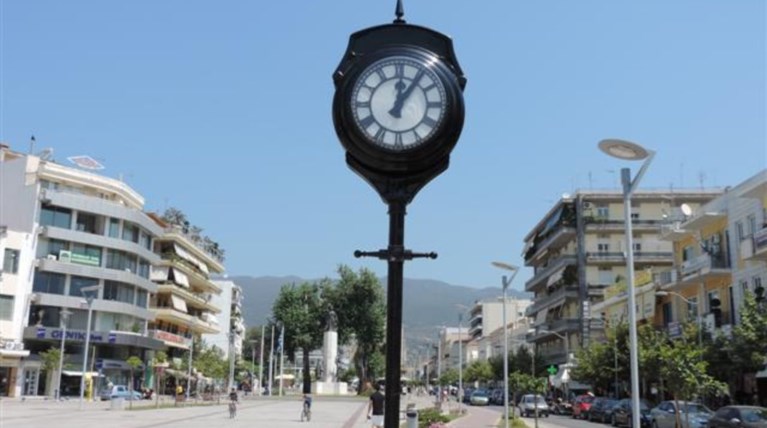 Γυναίκα πέταξε καρέκλα σε αστυνομικό στην κεντρική πλατεία της Καλαμάτας