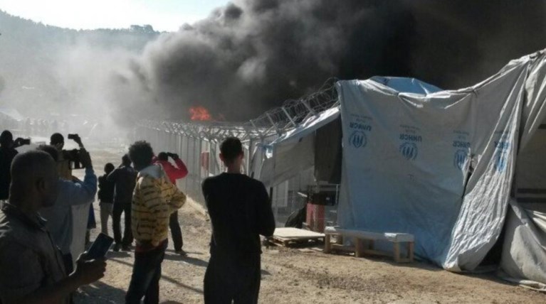 Σοβαρές ζημιές στο hotspot της Μόριας από νέα εξέγερση μεταναστών