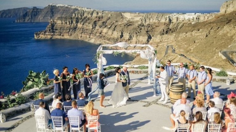 Ο παραμυθένιος γάμος στη Σαντορίνη εξελίχθηκε σε εφιάλτη
