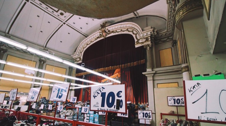 Ένας μυθικός κινηματογράφος μέσα σε ένα ταπεινό παπουτσάδικο