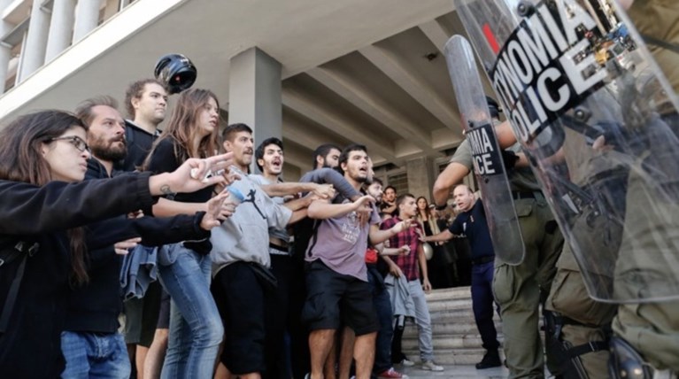 Ηλεκτρονικούς πλειστηριασμούς ζητούν δανειστές και τράπεζες