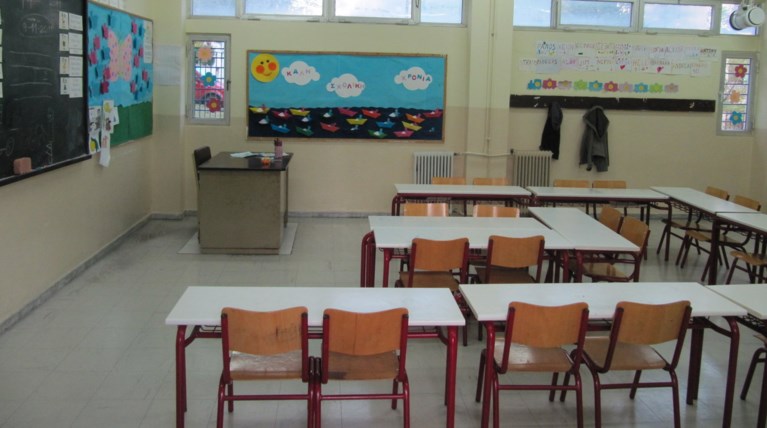 Απολύσεις εκπαιδευτικών και καθηγητή πανεπιστημίου