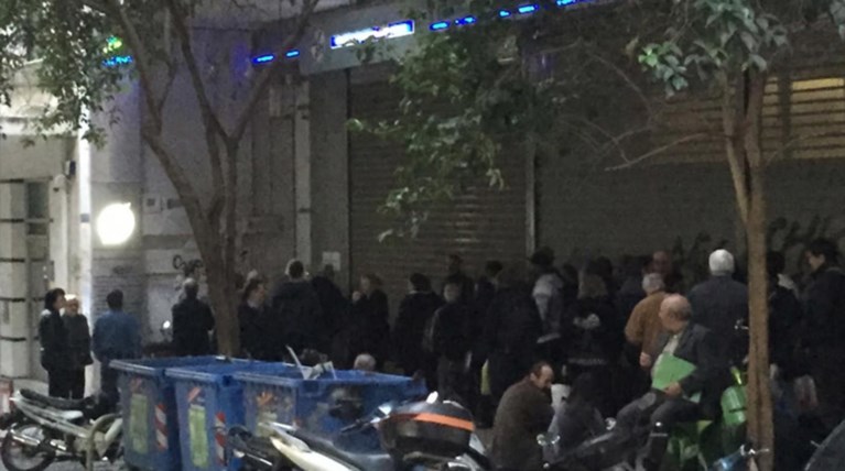 Ουρές & τσακωμοί στα κεντρικά της ΔΕΗ για τις 36 δόσεις  [ΕΙΚΟΝΕΣ]
