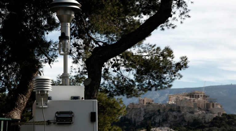 Guardian: Οι Ελληνες καίνε ό,τι βρούνε για να ζεσταθούν