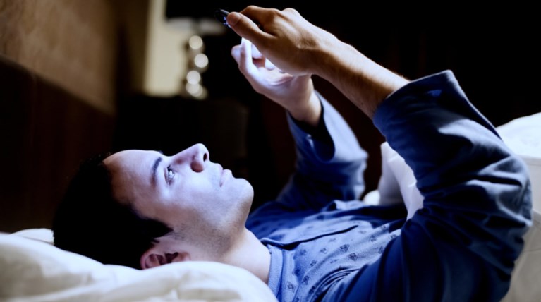 Γιατί δεν πρέπει να χρησιμοποιούμε κινητό ή tablet στο κρεβάτι