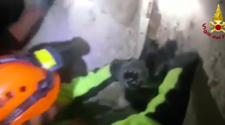 Πυροσβέστες σώζουν σκυλάκι θαμμένο στα ερείπια του σεισμού