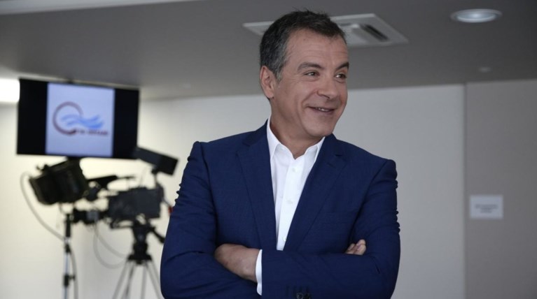 Θεοδωράκης τρολάρει Παππά:Θα φέρει τροπολογία για 4 εταιρείες δημοσκοπήσεων