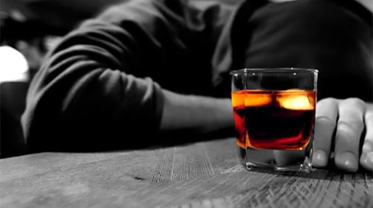 Μαθητές λιποθύμησαν από το αλκοόλ έξω από κλαμπ στο Μαρούσι