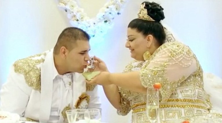 Φόρεσε χρυσό νυφικό 200.000 ευρώ στο γάμο της-εικόνες και βίντεο