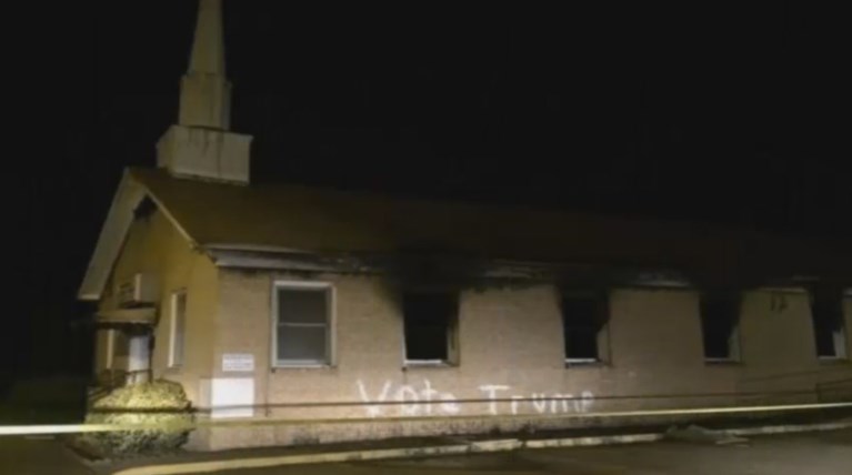 Εκαψαν εκκλησία μαύρων και έγραψαν συνθηματα υπέρ του Τραμπ