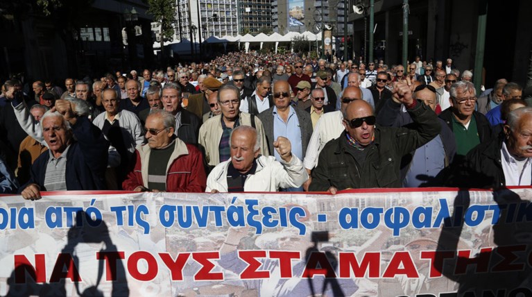 Χιλιάδες συνταξιούχοι στους δρόμους για τις περικοπές