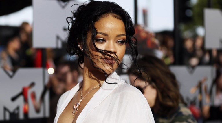 Η Rihanna (πάλι) με τα... απολύτως απαραίτητα