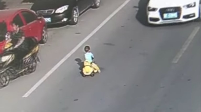 Το video του κινέζου μπόμπιρα που έγινε viral