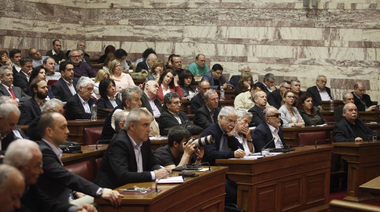 Γκρίνιες βουλευτών του ΣΥΡΙΖΑ για το «βάλτωμα» με τα κανάλια
