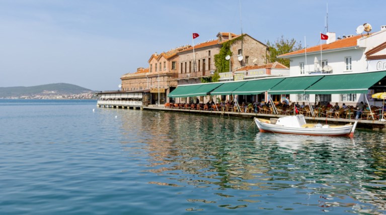 Εγκλωβισμένοι 280 έλληνες τουρίστες στο Αϊβαλί, κατασχέθηκε το πλοίο τους