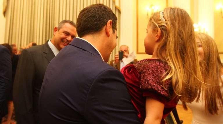 Ο Τσίπρας αγκαλιά με την κόρη του Καμμένου στο Προεδρικό