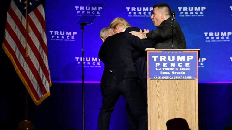 Αναστάτωση σε ομιλία Τράμπ από κάποιον που φώναξε «όπλο»