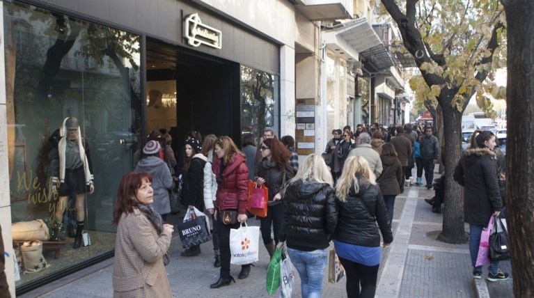 Ανοιχτά σήμερα τα καταστήματα, απεργούν οι εργαζόμενοι