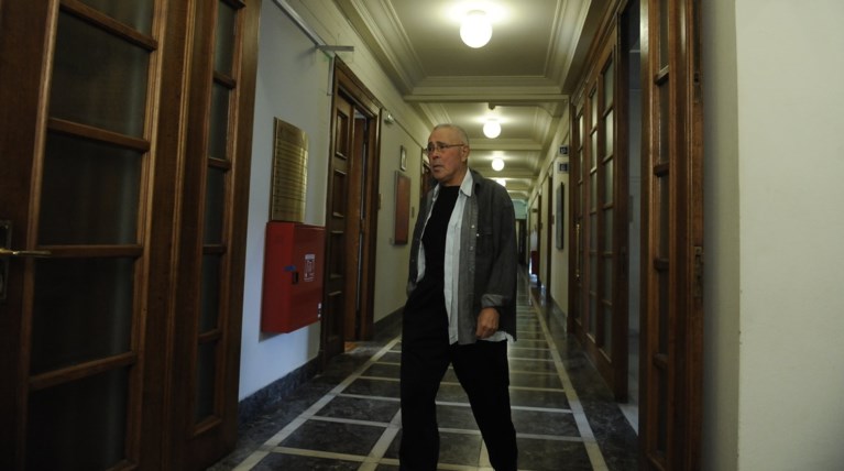 Φορώντας τρία πουκάμισα ταυτόχρονα ο Ζουράρις στο πρώτο υπουργικό-Φωτο