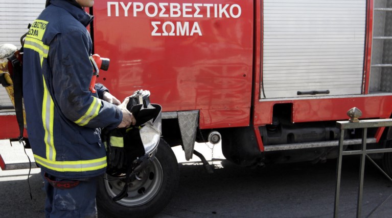 Πυρκαγιά σε κτίριο γραφείων στην Αγία Παρασκευή, στην ταράτσα οι υπάλληλοι