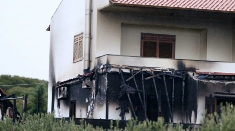 Φωτό και video από τον εμπρησμό στο σπίτι του αρχιδιαιτητή