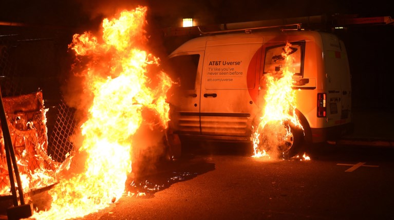 Φωτιές και συλλήψεις σε διαδηλώσεις κατά του Τραμπ στις ΗΠΑ